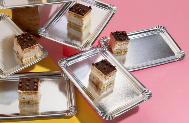 Bandeja laminada para festas: por que esse item simples transforma qualquer evento