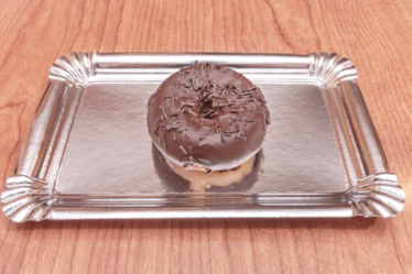 Bandeja de papelão prateada: o toque de elegância que valoriza suas sobremesas