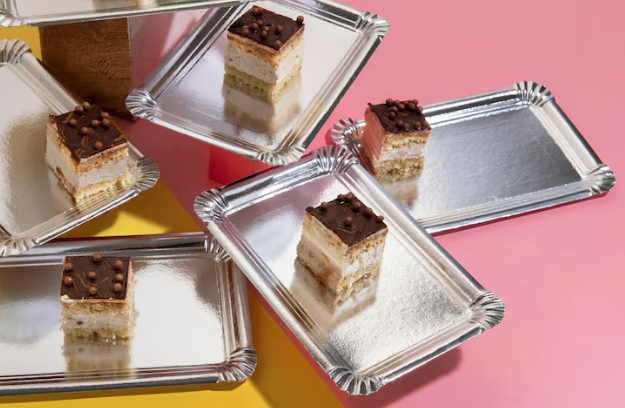 Bandeja de papelão prateada: o toque de elegância que valoriza suas sobremesas